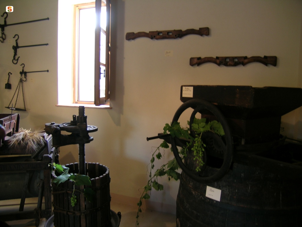 Palau, Museo etnografico: strumenti per la spremitura dell'uva