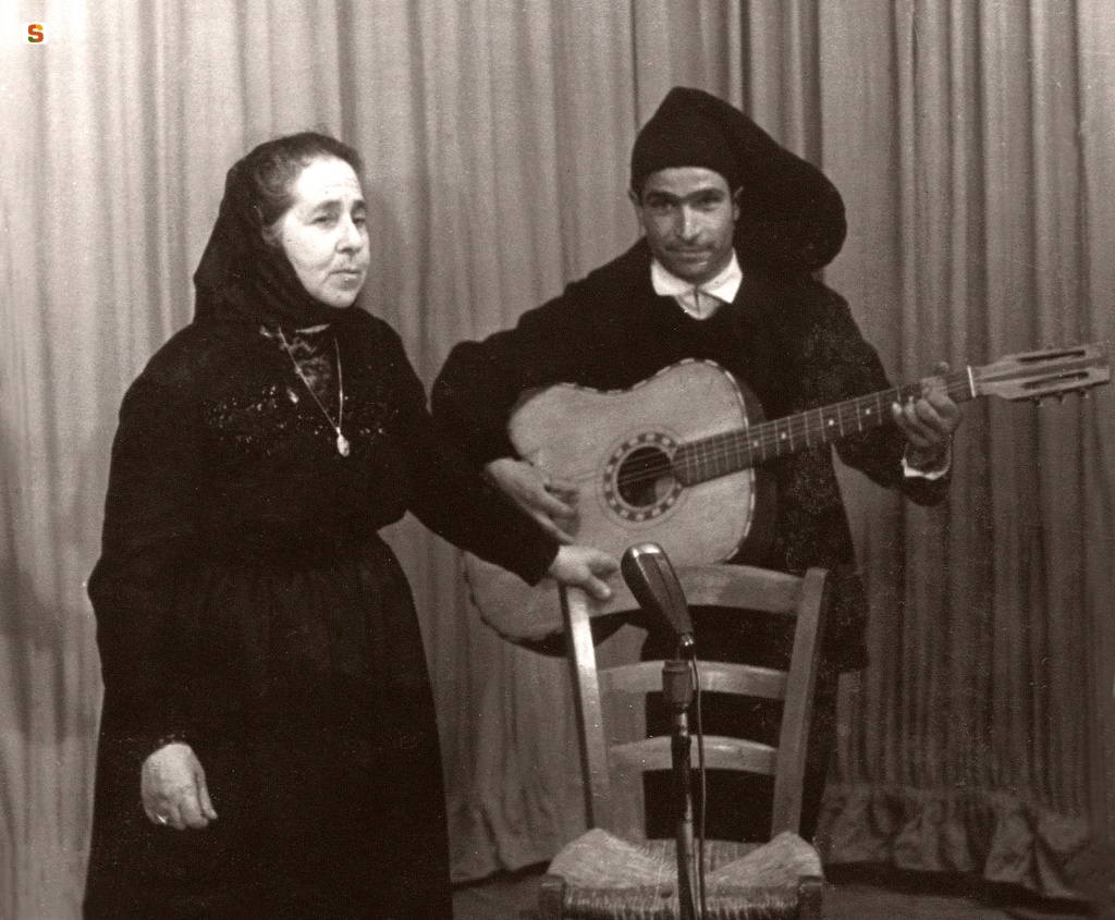 Maria Rosa Punzirudu canta accompagnata dalla chitarra