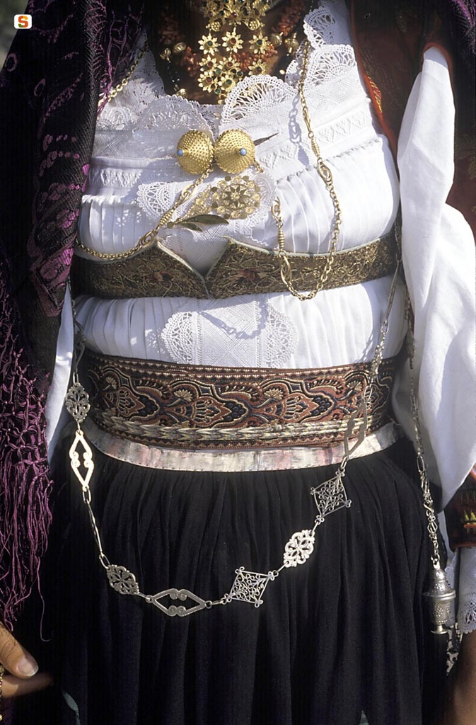 Costume di Dorgali e gioielli in filigrana