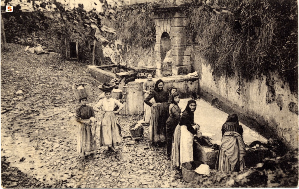 Ozieri, lavandaie alla fonte di San Bachisio, 1912