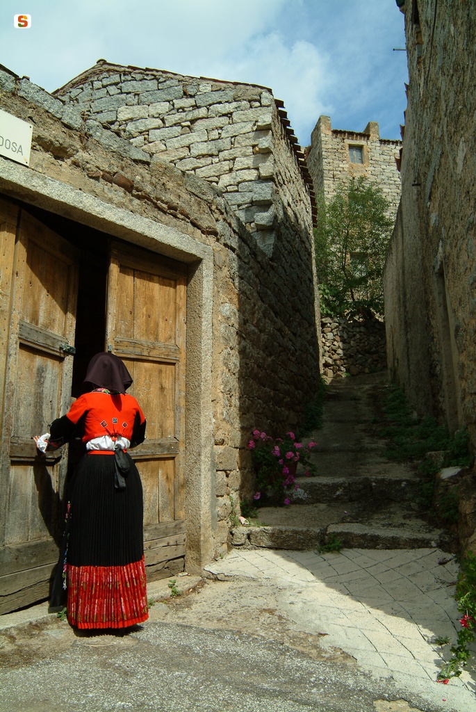 Sarule, centro storico: donna in abito tradizionale