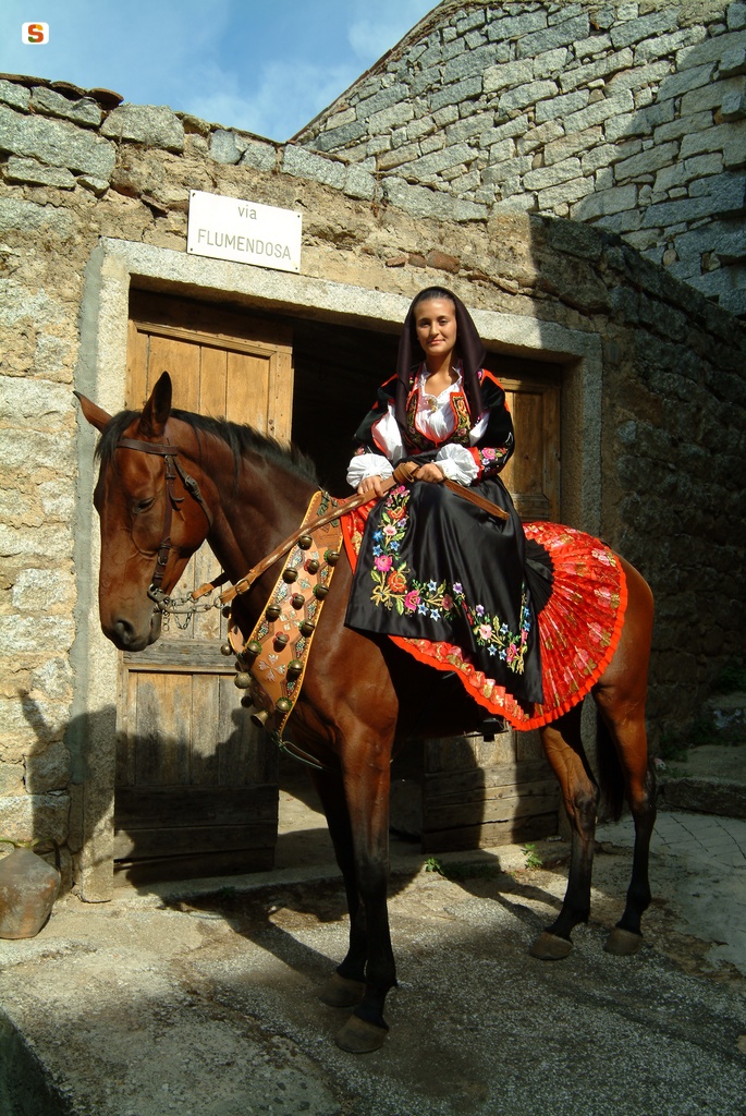 Sarule, donna in abito tradizionale a cavallo