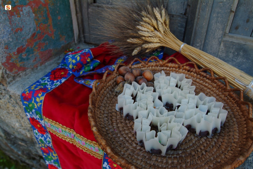 Belvì, cesto di caschettes e grembiule dell'abito tradizionale