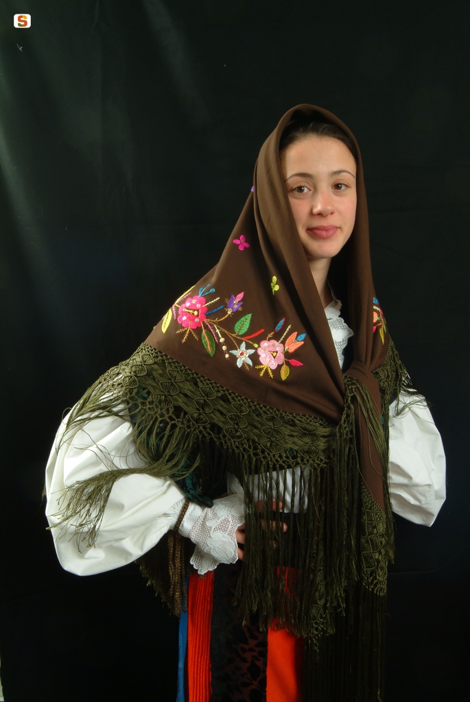 Tonara, ragazza che indossa il costume tradizionale