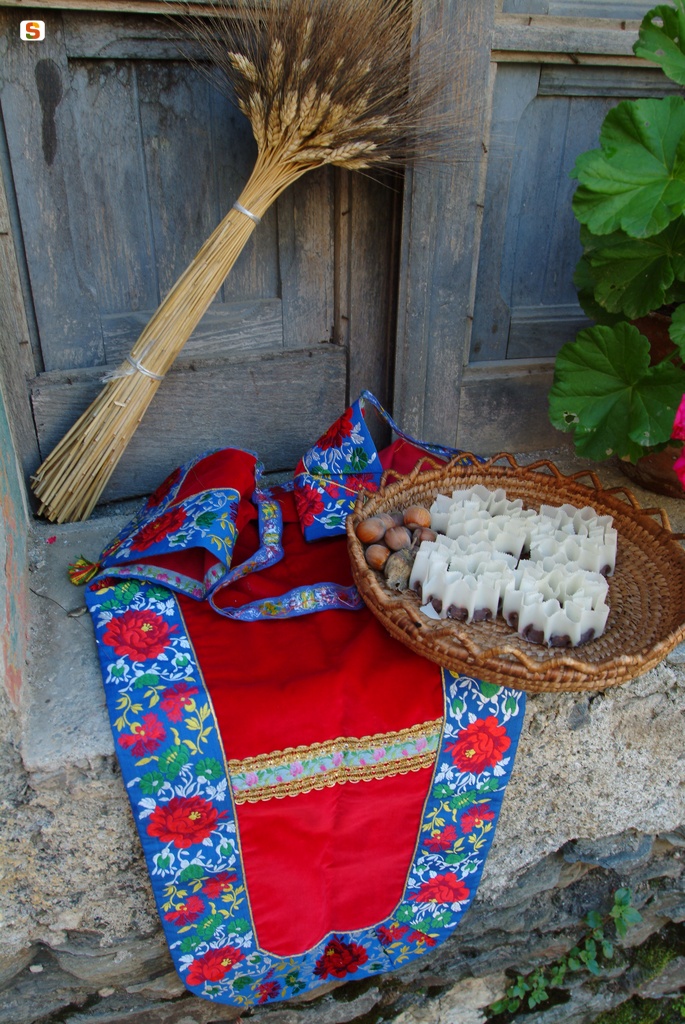 Belvì, grembiule dell'abito tradizionale e cesto di caschettes