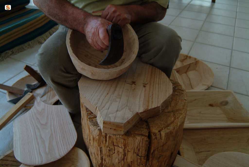 Lavorazione di taglieri e di ciotole in legno