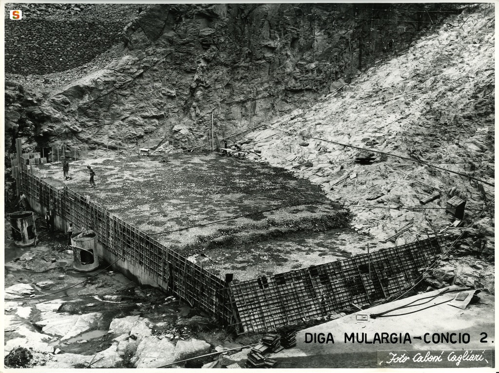 Costruzione della diga sul lago Mulargia