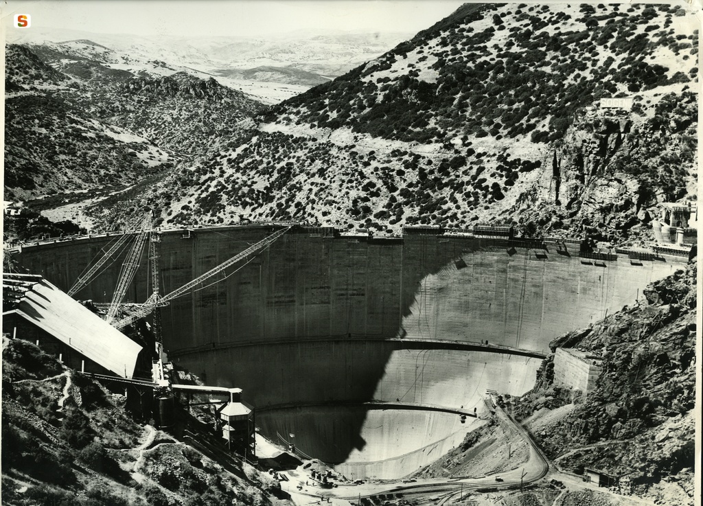 Costruzione della diga sul lago Mulargia