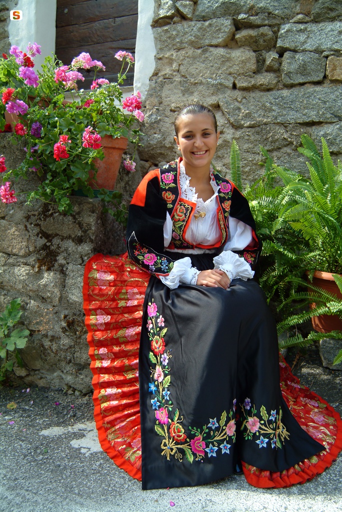 Sarule, donna in abito tradizionale