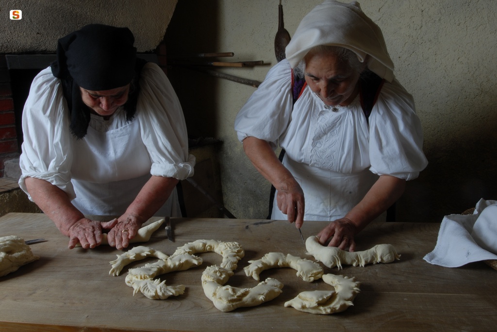 Lavorazione del pane tipico