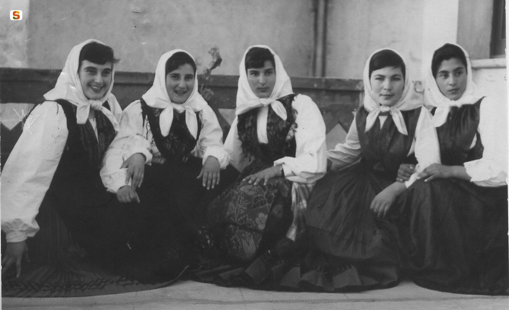 Gonnoscodina, donne in abito tradizionale