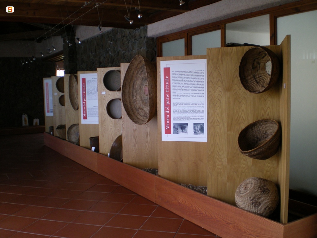 Borore, Museo del pane rituale: esposizione di cesti tradizionali