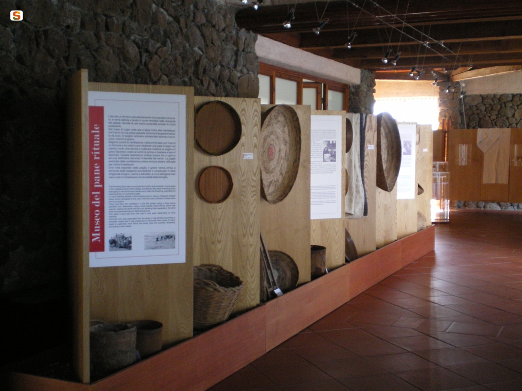 Borore, Museo del pane rituale: esposizione di cesti tradizionali