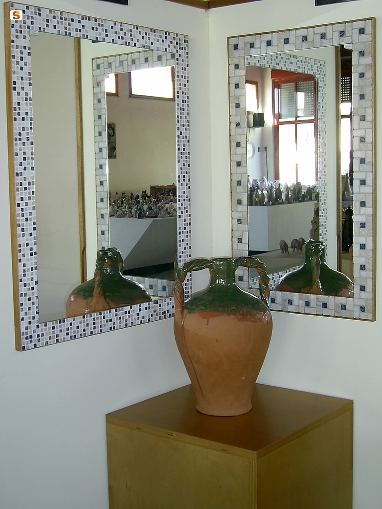 Anfora e specchi decorati a mosaico  esposti presso il Centro Pilota per la Ceramica