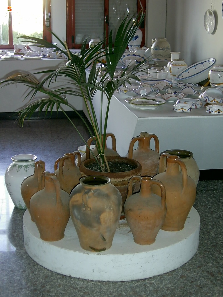 Anfore e vasi in terracotta esposti presso il Centro Pilota per la Ceramica