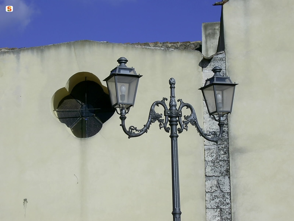 Assemini, lampione in ghisa nella piazza di San Pietro