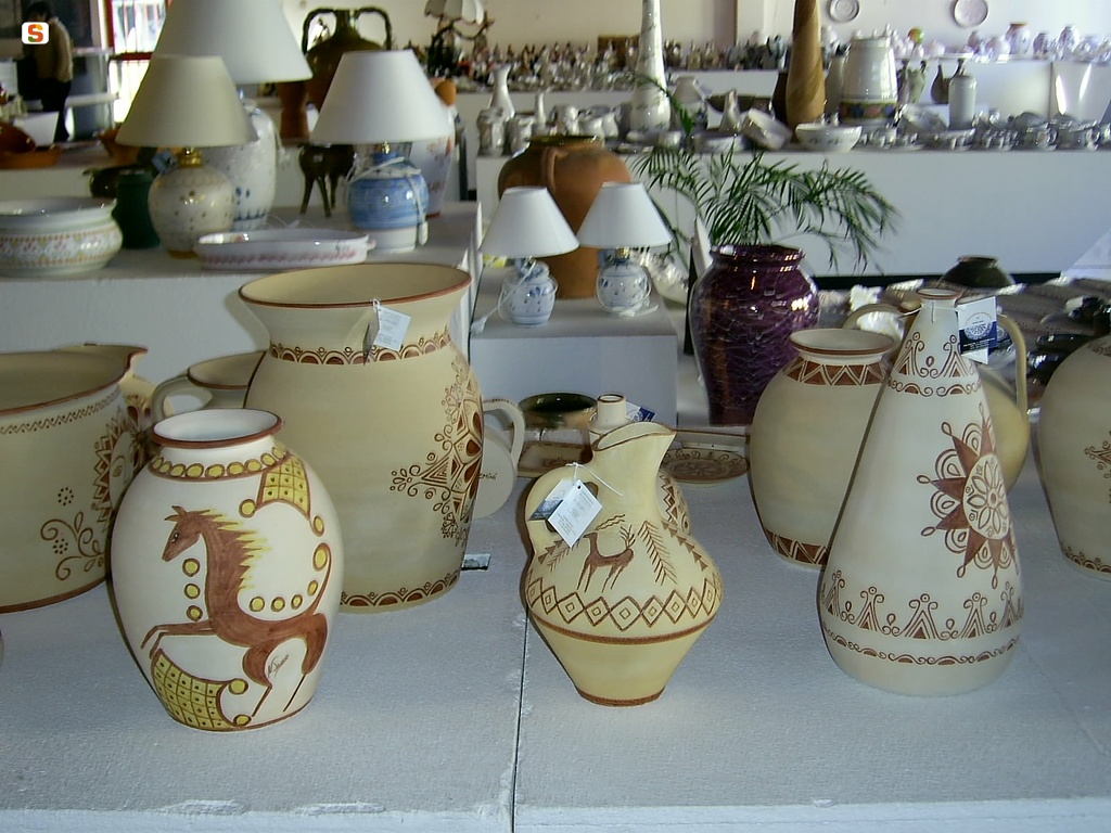 Esposizione di vasi e brocche presso il Centro Pilota per la Ceramica