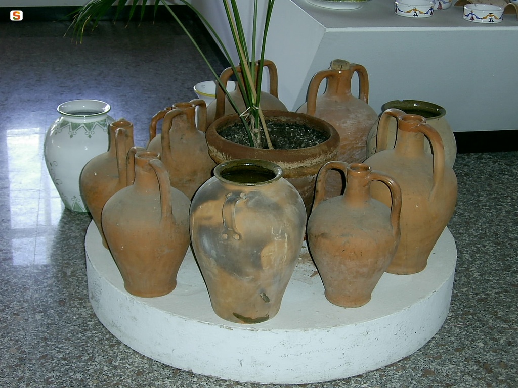 Esposizione di anfore e vasi presso il Centro Pilota per la Ceramica