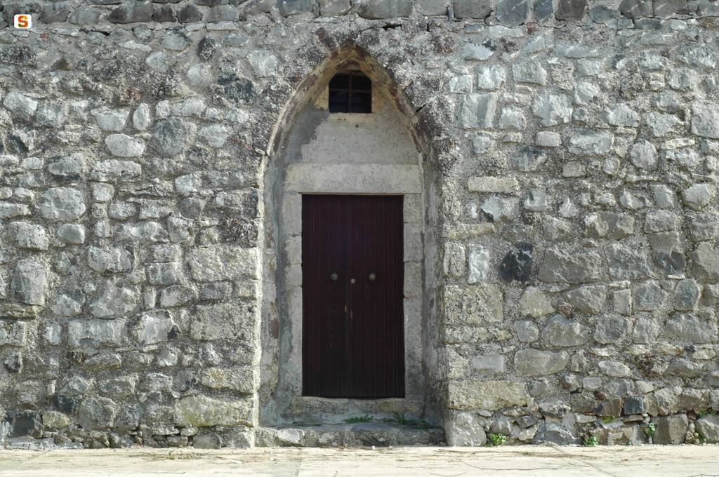 Bonnanaro, ingresso della chiesa di Nostra Signora di Monte Arana