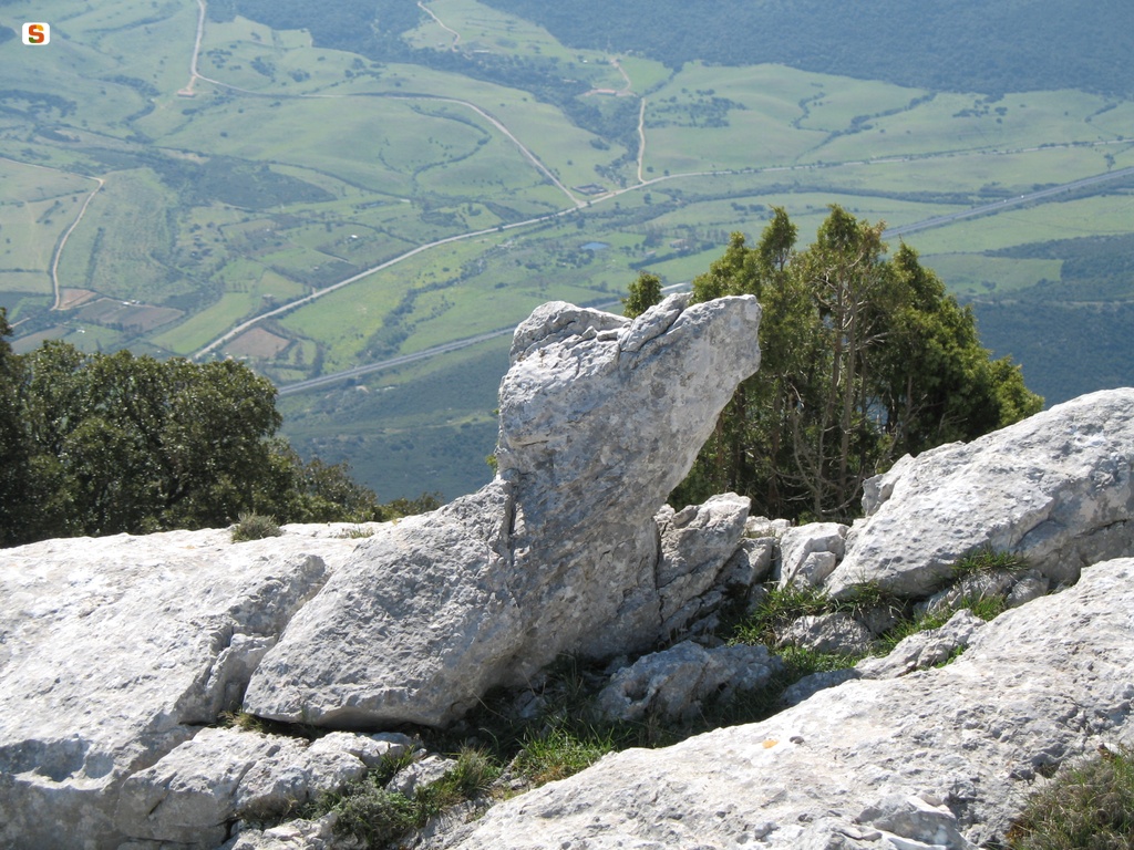 Lodè, roccia del Monte Albo