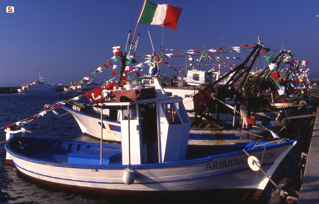 Calasetta, barche da pesca impavesate
