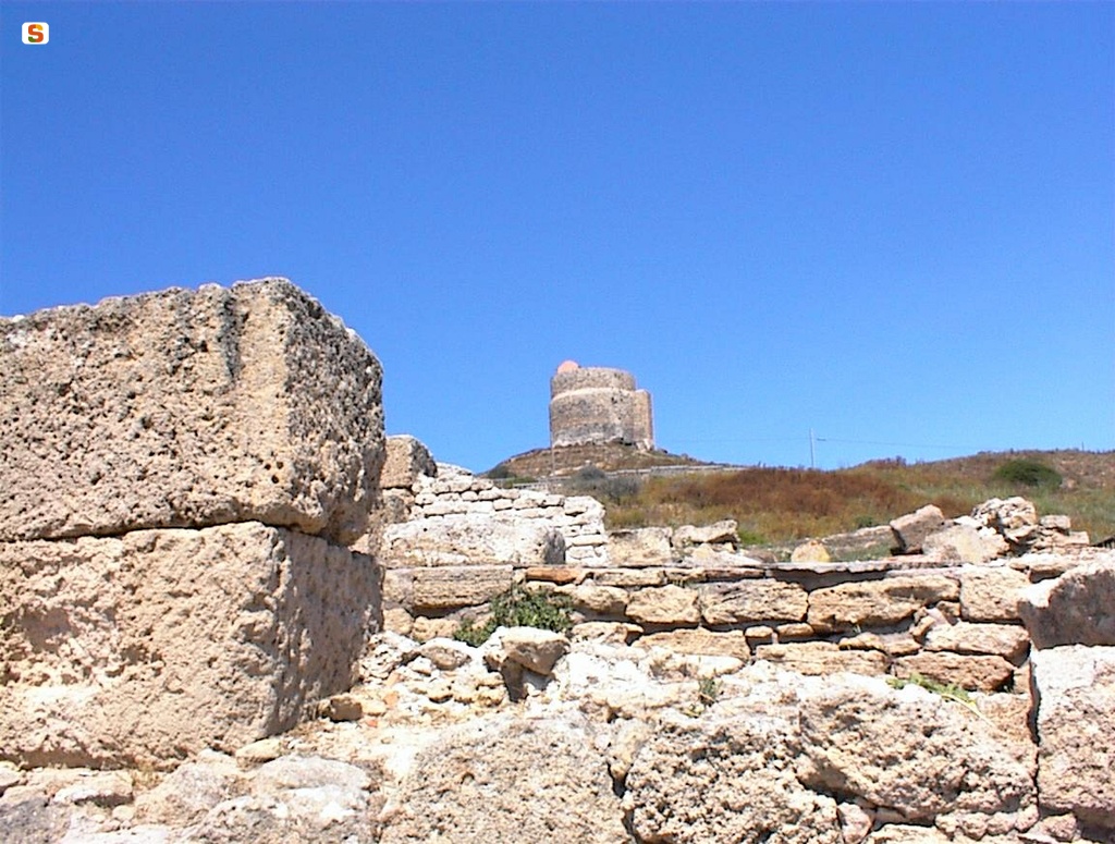 Città di Tharros. Sullo sfondo la torre di San Giovanni