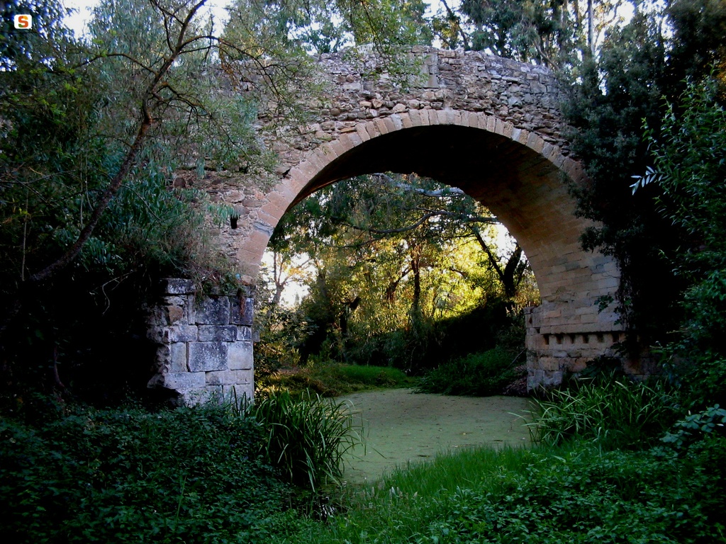 Gonnoscodina, ponte in stile romano lungo il rio Mannu