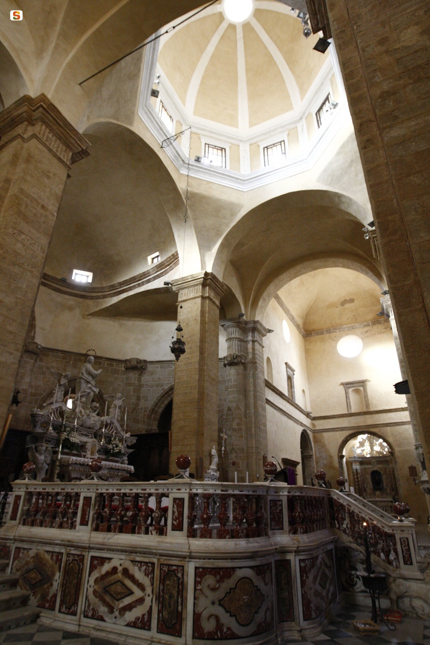 Alghero, veduta dell'altare maggiore della cattedrale.