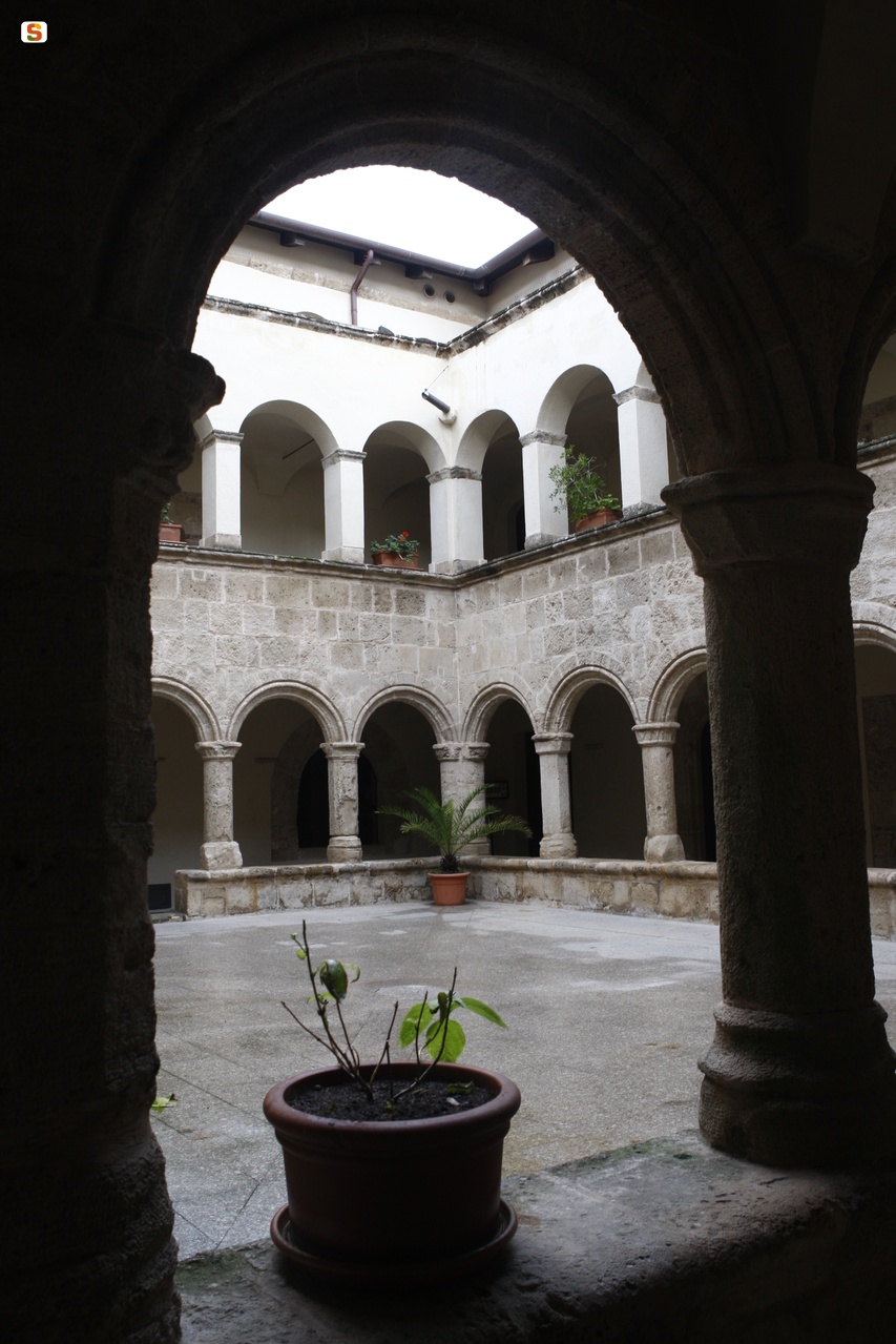 Alghero, chiostro nel centro storico