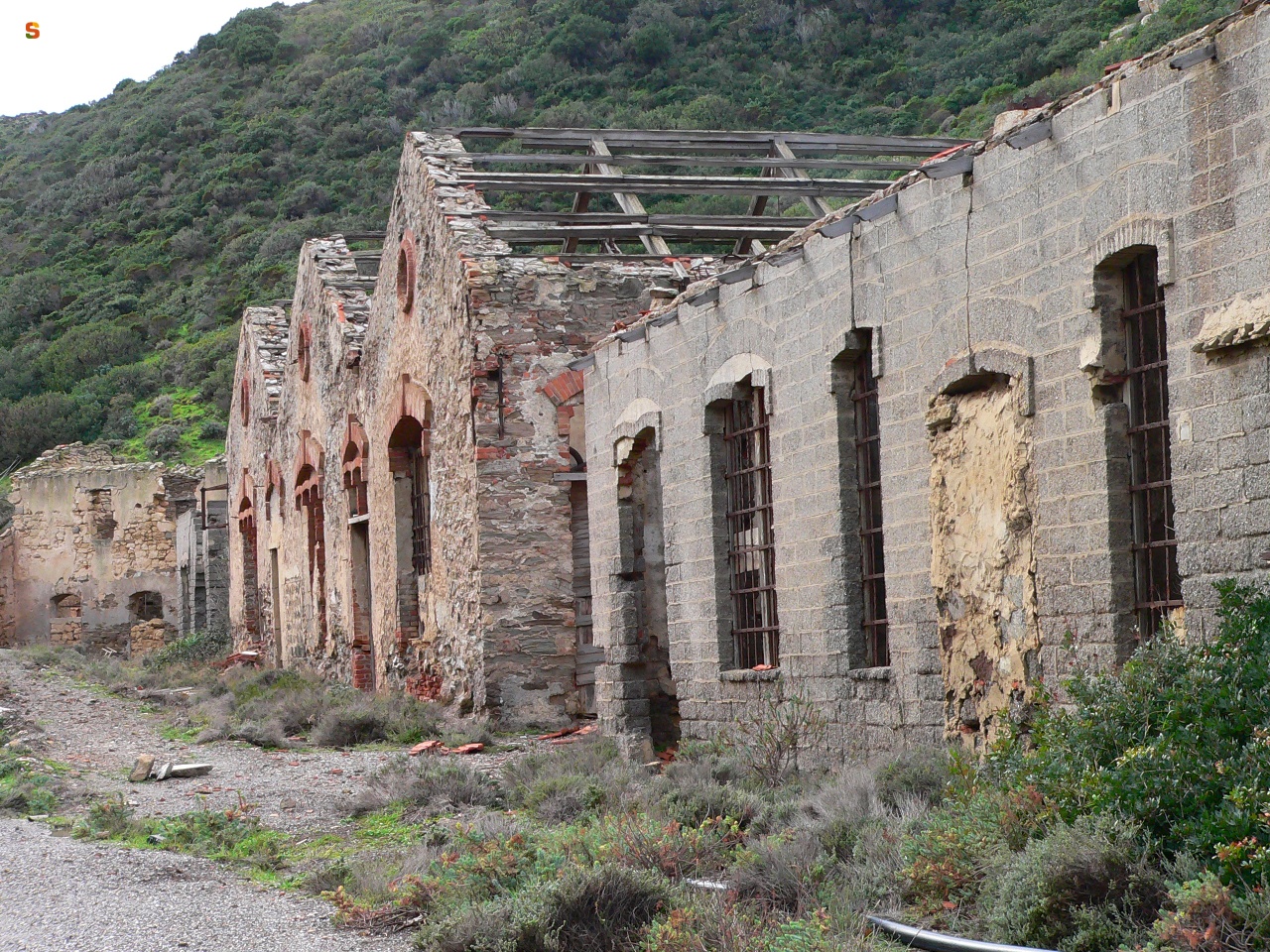 Sassari, edifici industriali abbandonati in località Argentiera