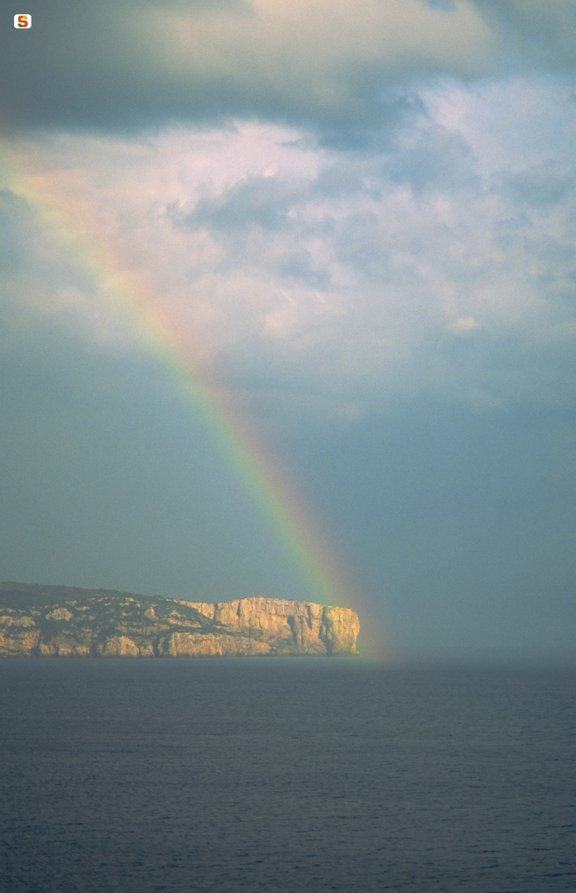 Alghero,  arcobaleno a Punta Giglio