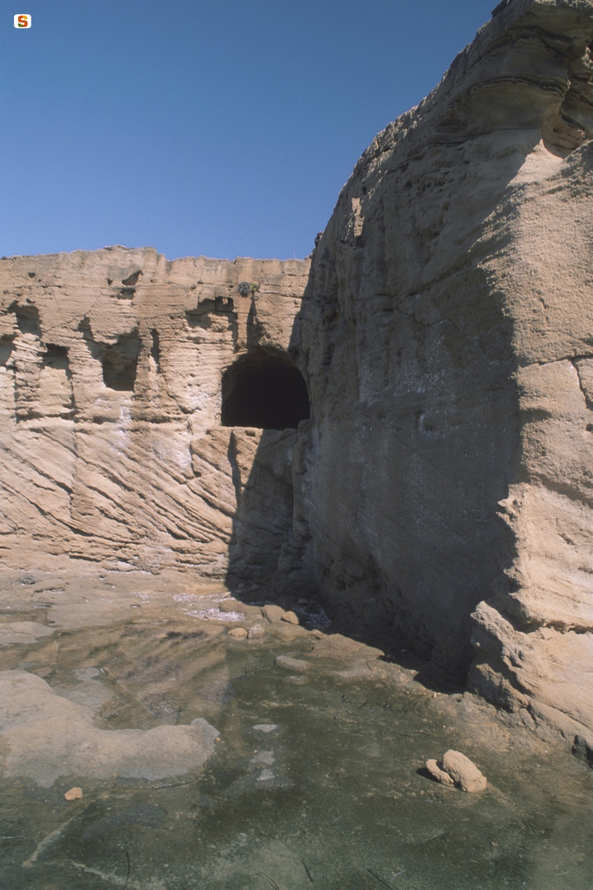 Cave di pietra sulla litoranea per Bosa