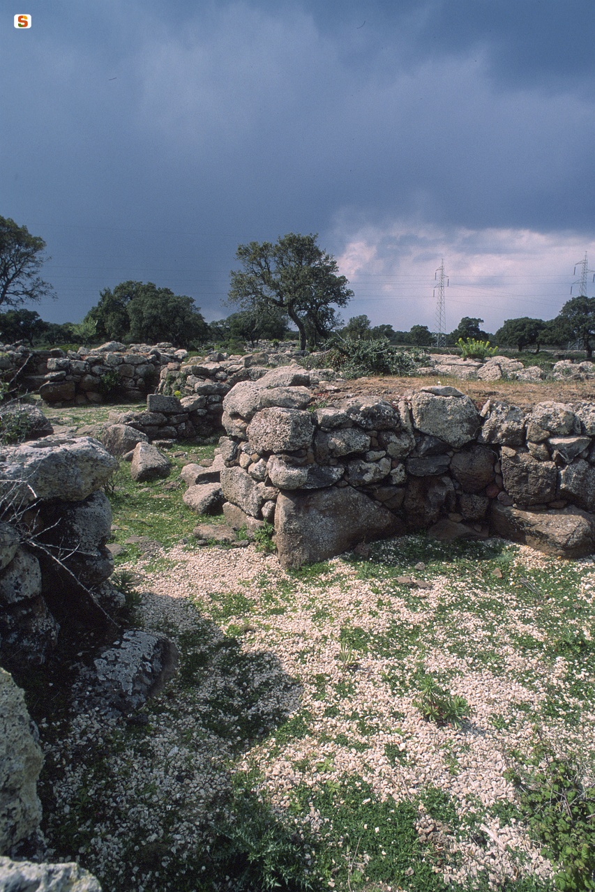 Isili, capanne in pietra presso il Nuraghe Is Paras
