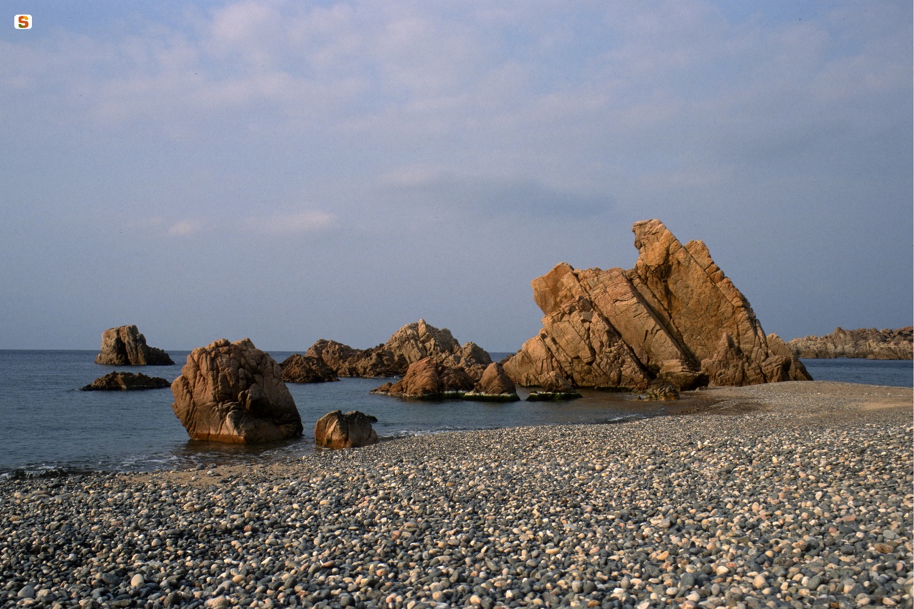 Formazioni granitiche al centro della baia di Tinnari
