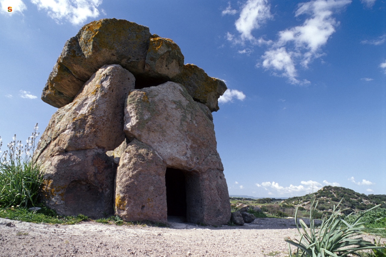 Mores, dolmen