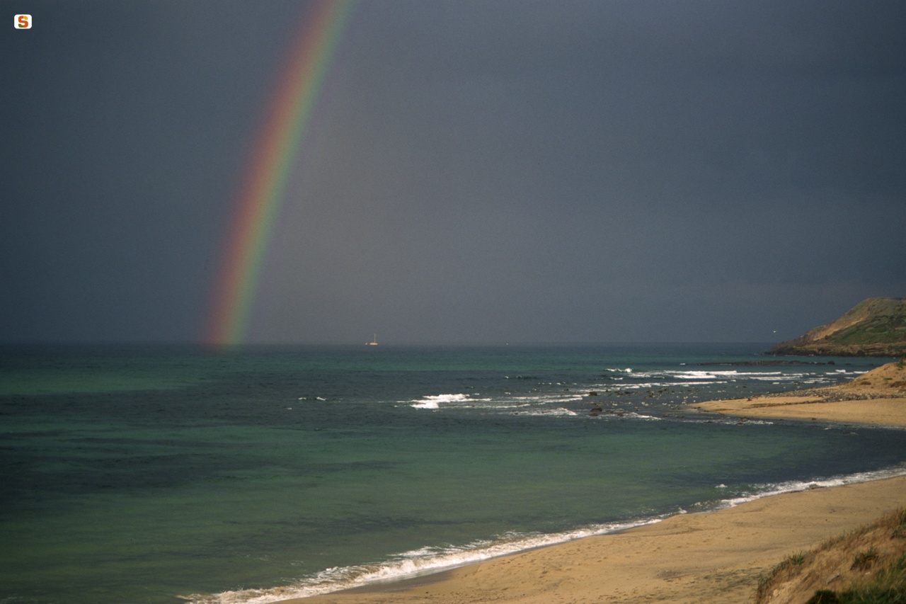 Castelsardo, arcobaleno sulla spiaggia di Frigiano