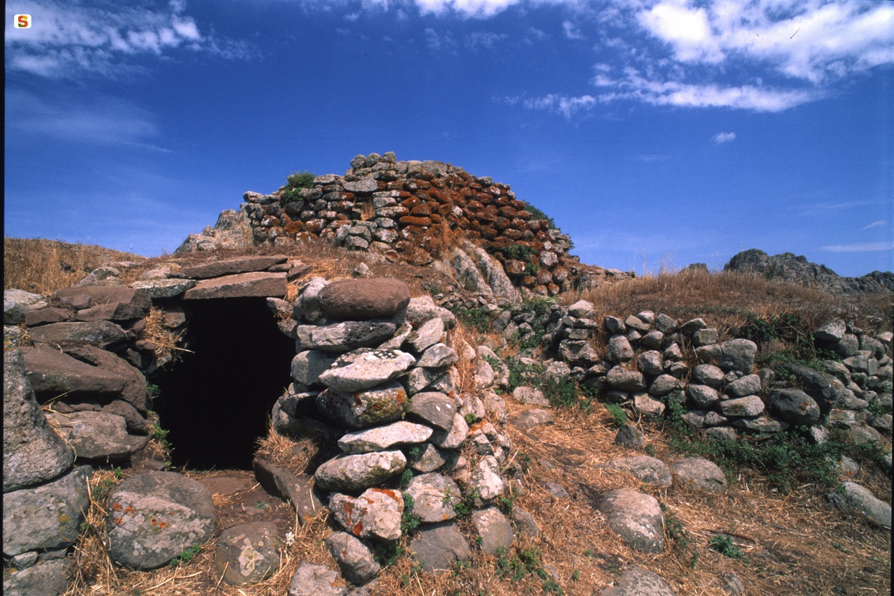 Nuraghe e resti del villaggio di capanne a Tamuli