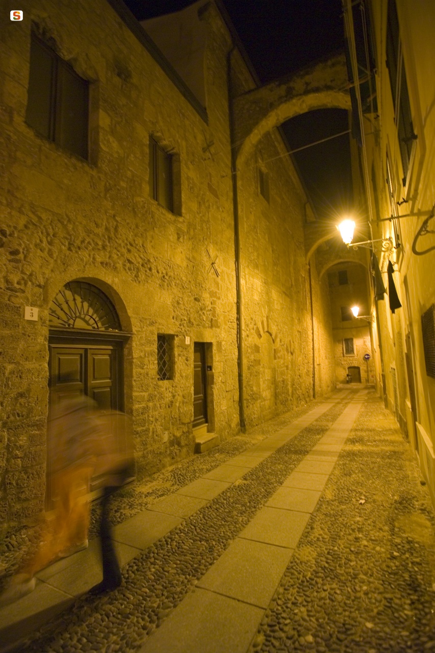 Alghero, panorama notturno per le stradine del centro