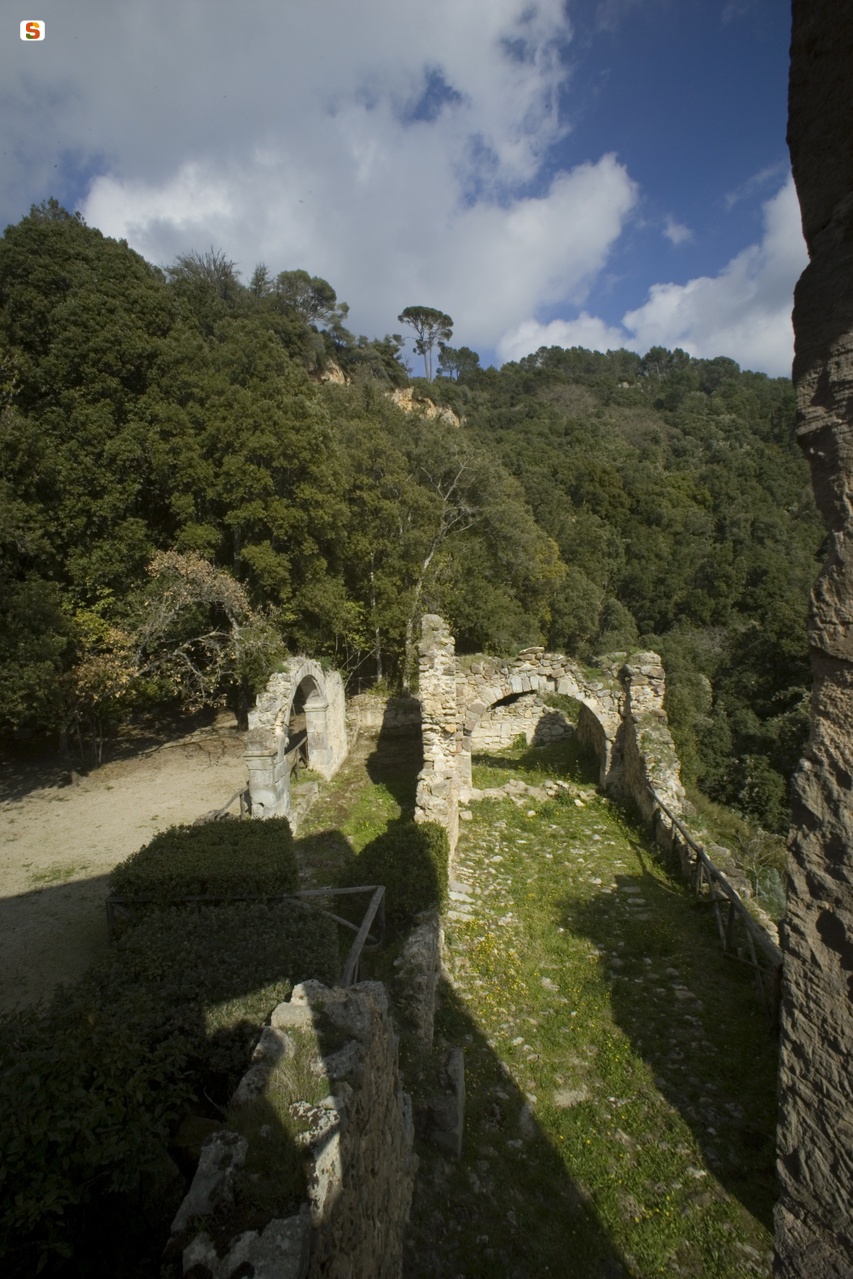 Parco di Laconi , ruderi nei dintorni del castello