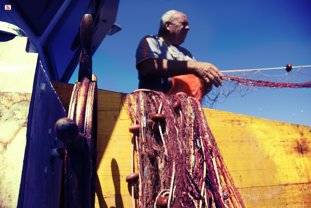 Pescatore su un'imbarcazione "pescaturismo" all'Asinara