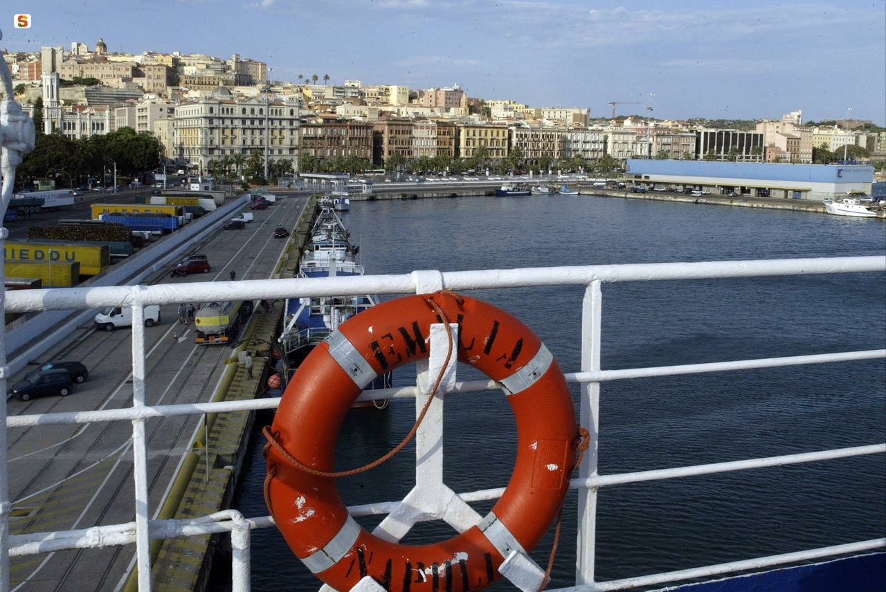 Nave nel porto di Cagliari