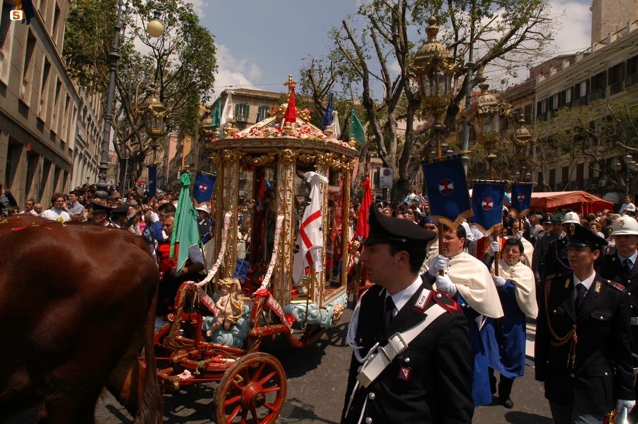 Festa di Sant'Efisio, cocchio e statua del Santo