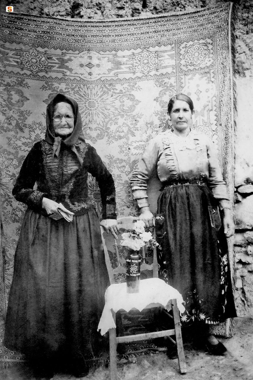 Donne in posa in abito tradizionale, 1920 ca.