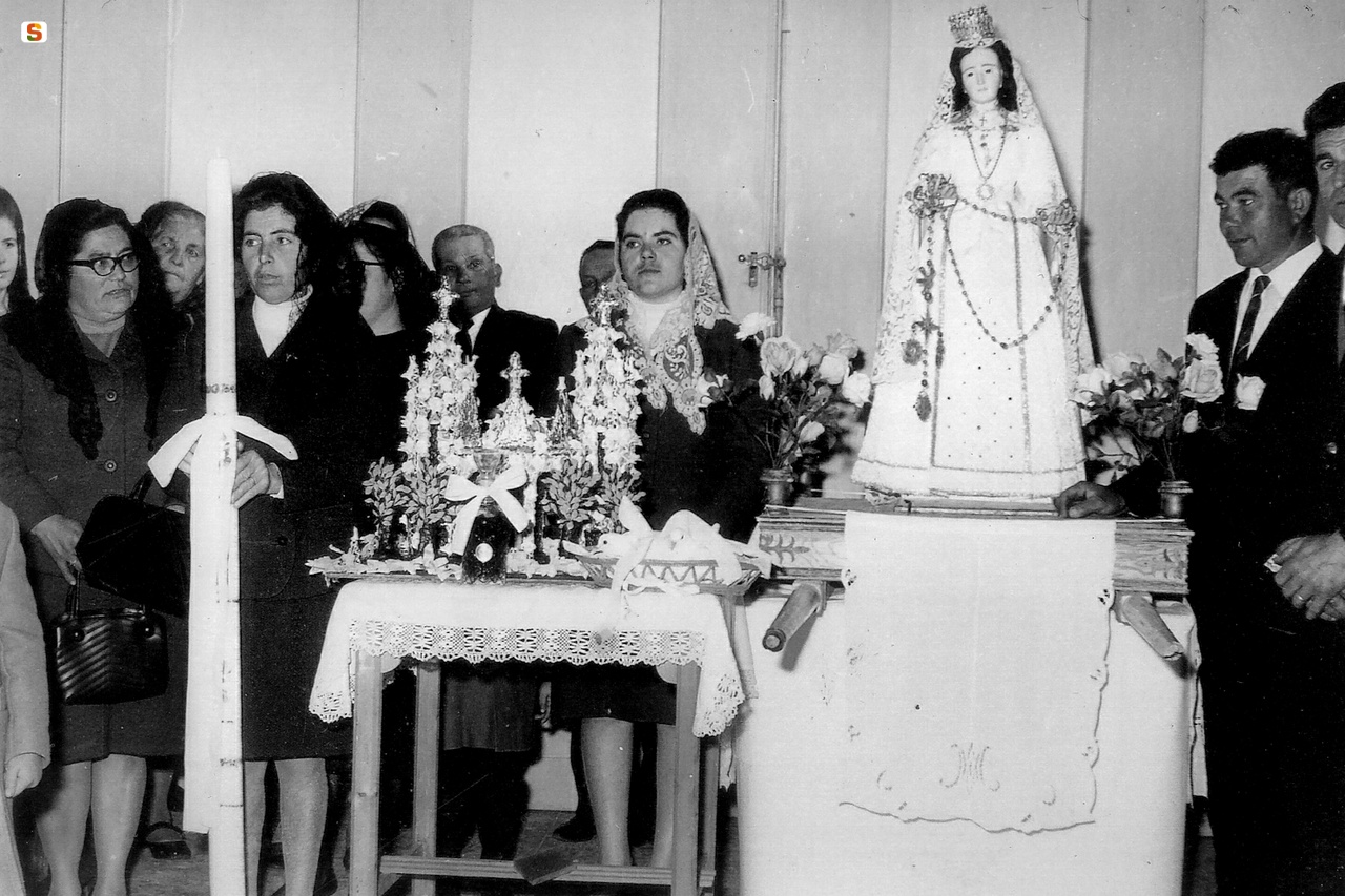 In Chiesa durante la Candelora a Villasimius, 1968.