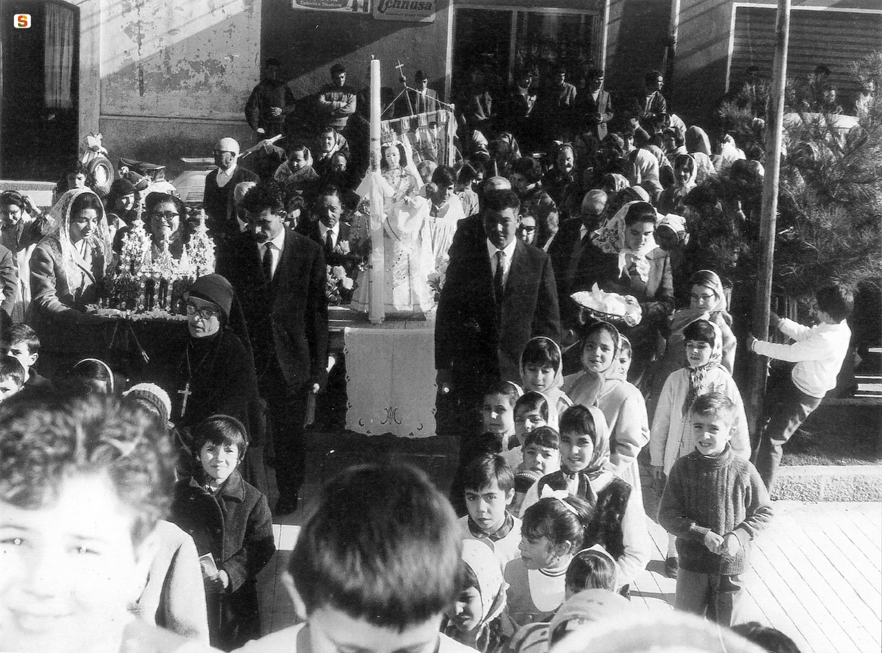Processione per la Candelora, l'arrivo in chiesa, 1968.