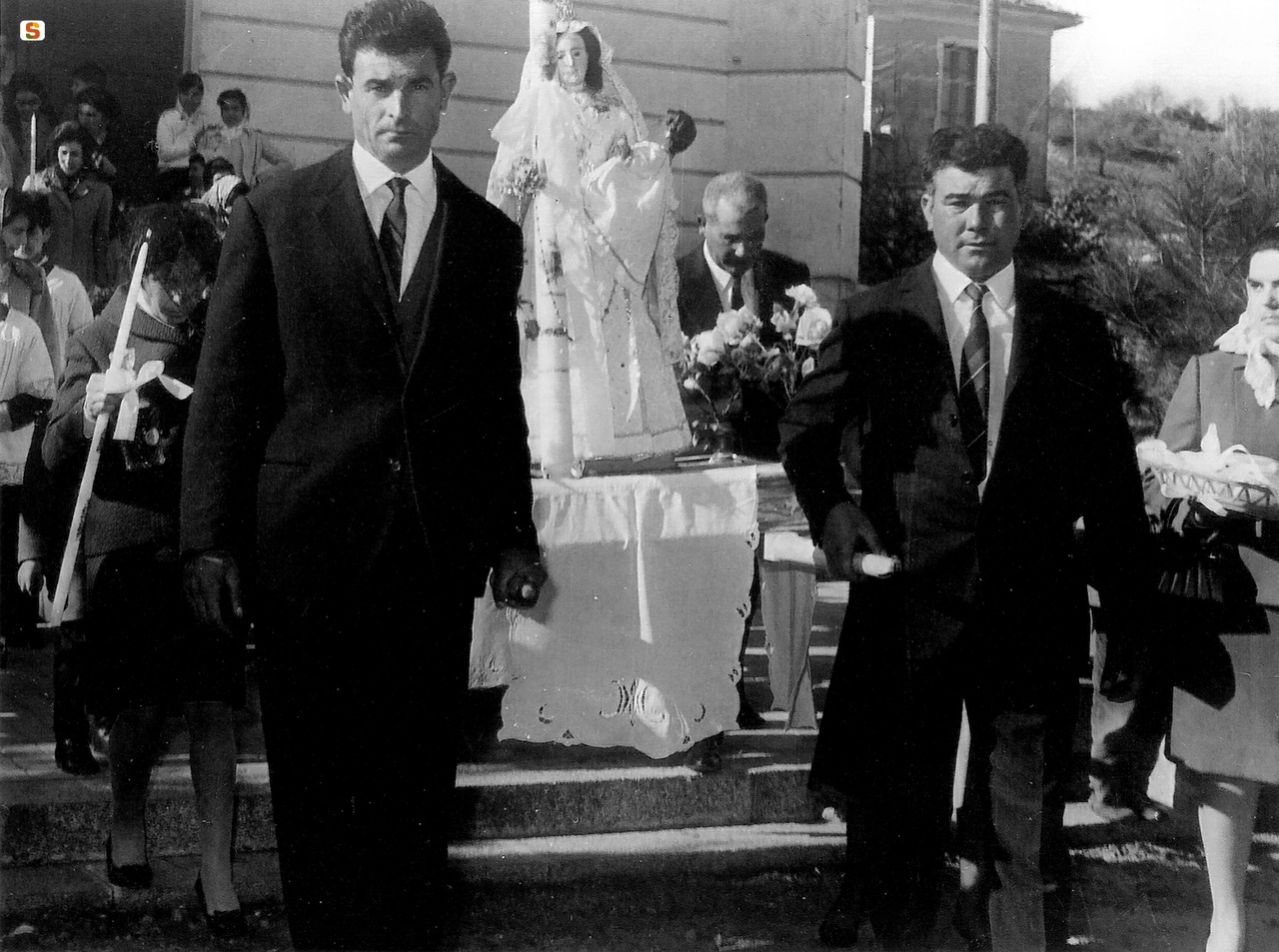 I mariti delle Priorisse al lavoro durante la processione per la Candelora, 1968.