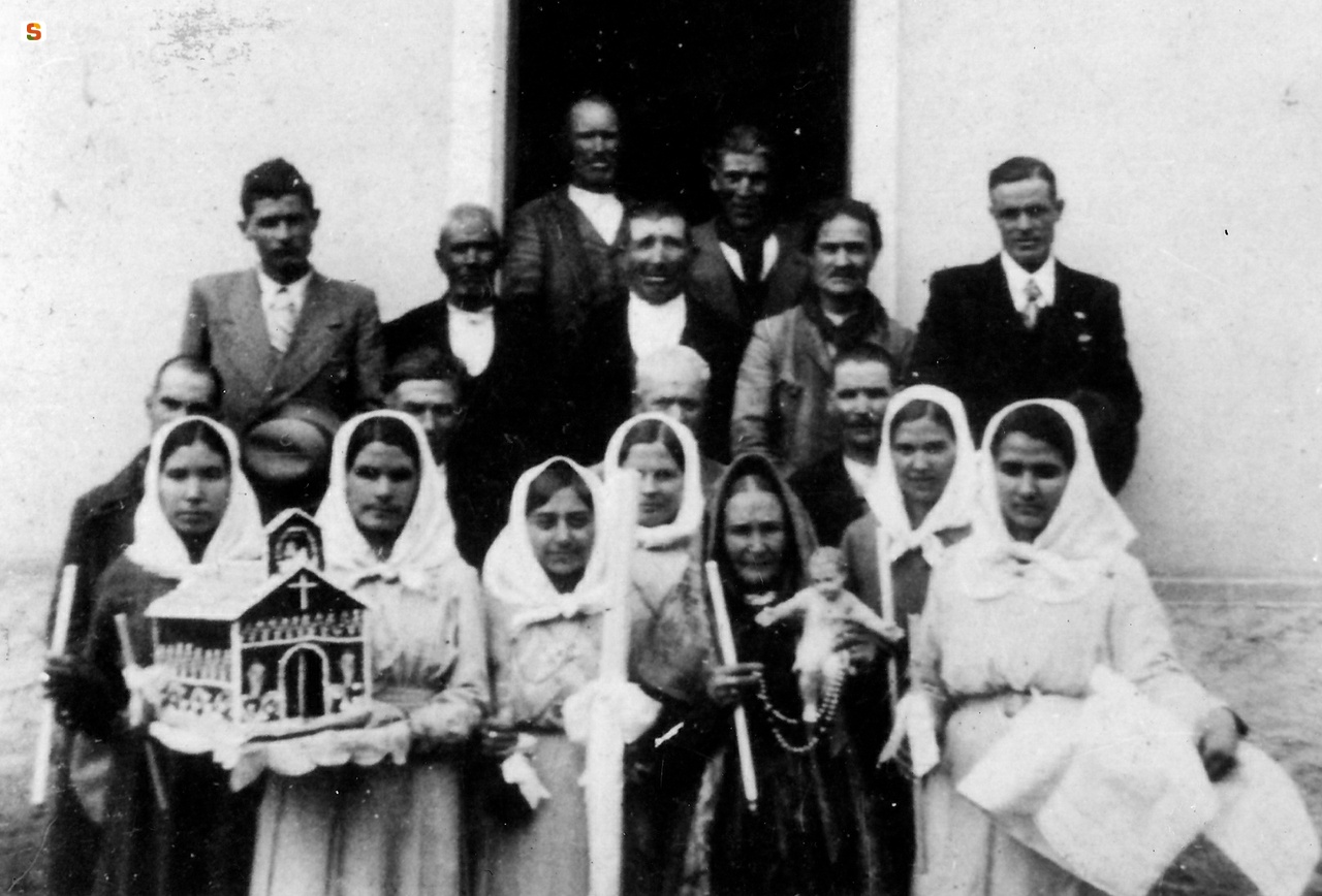 Priorissa, assistenti e relativi mariti davanti alla chiesa di Villasimius (Processione Candelora 1940 ca.)