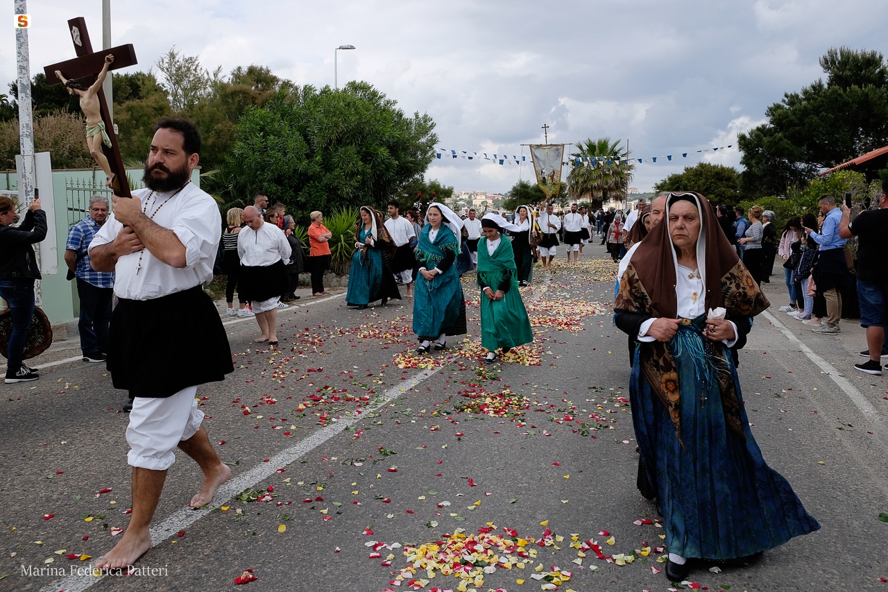 La processione di Sant'Efisio alle porte del Villaggio Pescatori di Giorgino