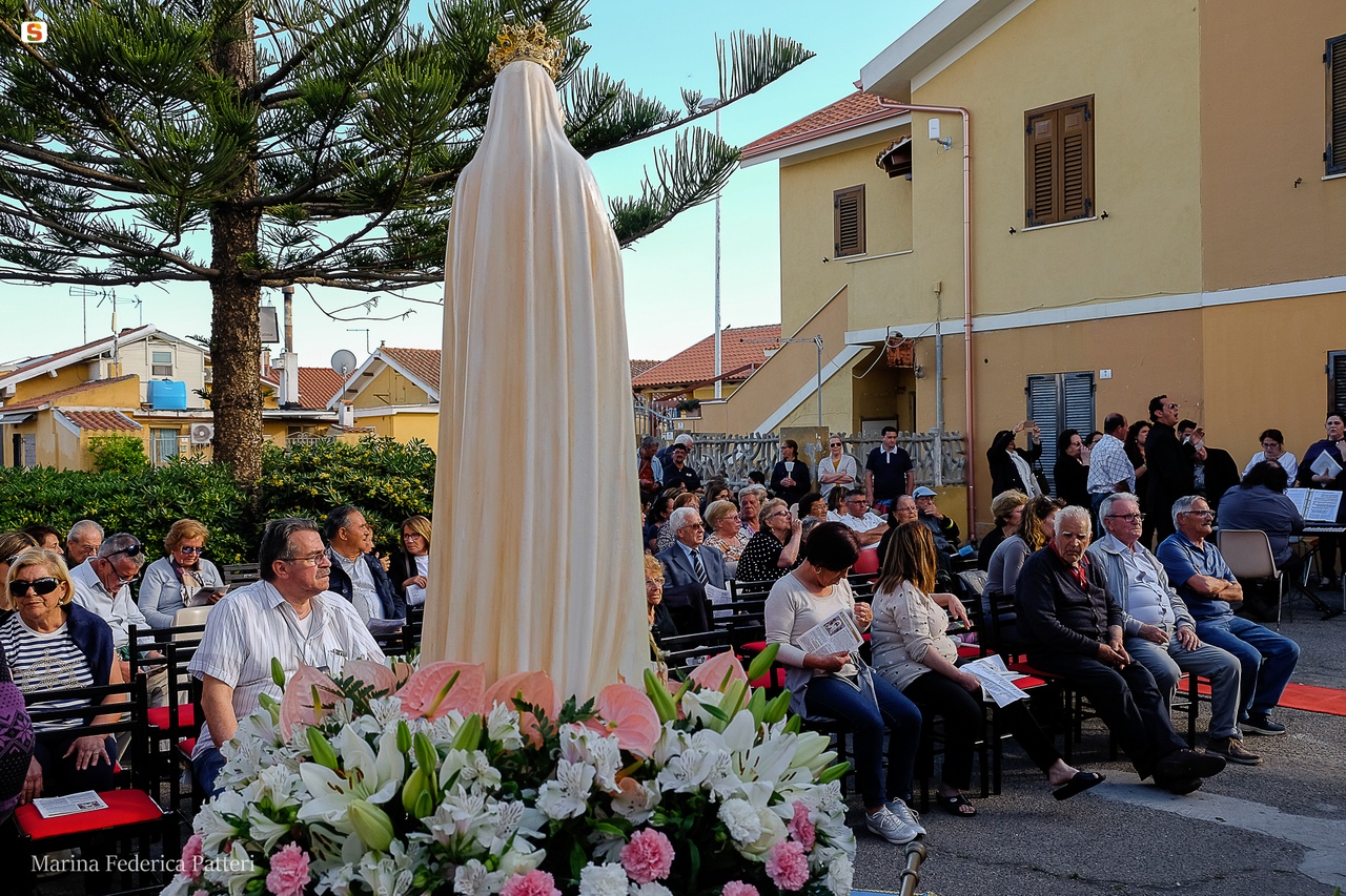 Statua della Madonna di Fatima nella piazza del Villaggio Pescatori di Giorgino