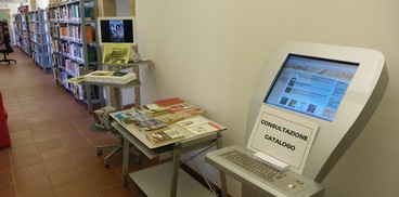 Oristano, Biblioteca comunale: Vetrina, zone consultazione catalogo  